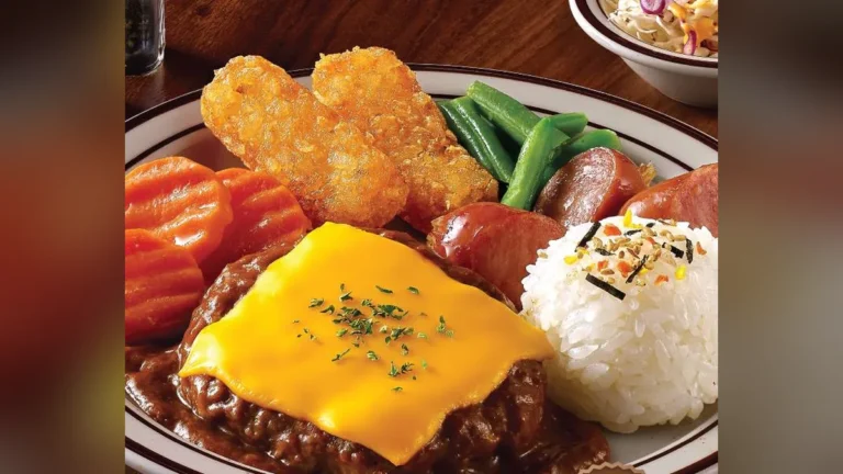 치즈를 올린 한우 함박스테이크와 해시브라운, 소시지, 밥