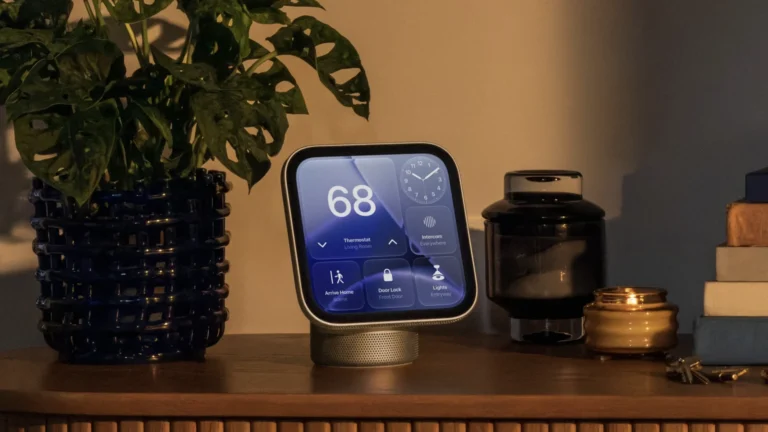거실 선반 위에 놓인 애플 HomeView
